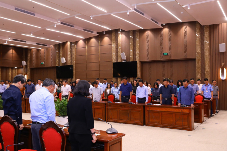Lãnh đạo, cán bộ thành ủy, Ủy ban Nhân dân thành phố Hà Nội dành 1 phút mặc niệm các nạn nhân đã tử vong trong vụ cháy chung cư mini tại phố Khương Hạ (Thanh Xuân, Hà Nội). (Ảnh: Văn Điệp/TTXVN)
