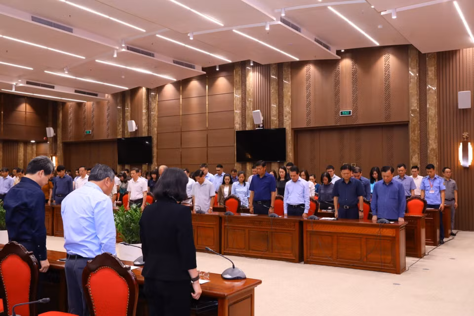 Lãnh đạo, cán bộ thành ủy, Ủy ban Nhân dân thành phố Hà Nội dành 1 phút mặc niệm các nạn nhân đã tử vong trong vụ cháy chung cư mini tại phố Khương Hạ (Thanh Xuân, Hà Nội). (Ảnh: Văn Điệp/TTXVN)