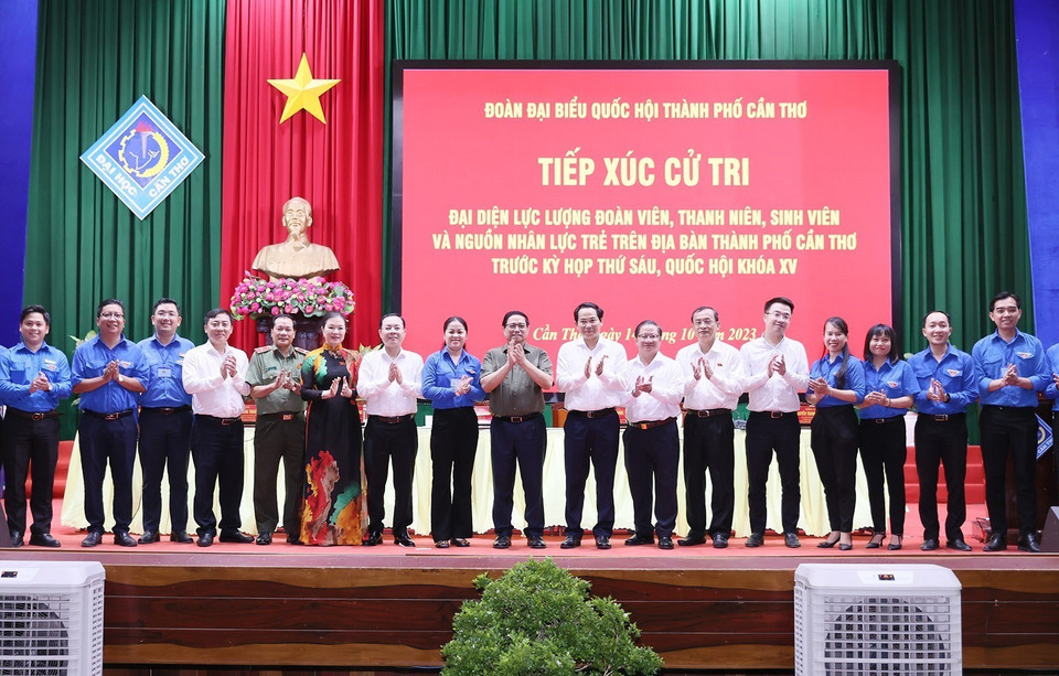 Thủ tướng Phạm Minh Chính với cử tri thành phố Cần Thơ. (Ảnh: Dương Giang/TTXVN)