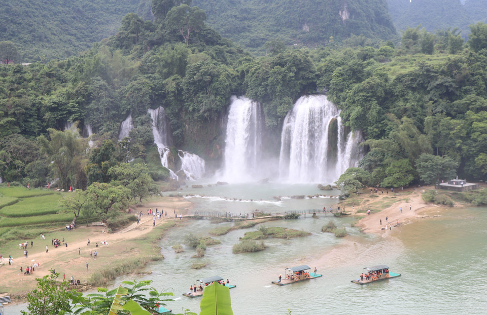 Thác Bản Giốc nhìn từ nước bạn hiện lên vừa hùng vỹ, vừa nên thơ, khiến du khách choáng ngợp trước khung cảnh do thiên nhiên tạo ra. (Ảnh: Chu Hiệu/TTXVN) 
