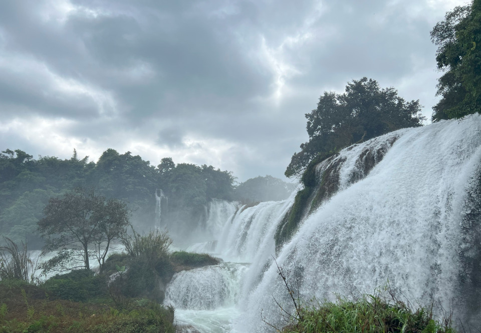 Vẻ đẹp nên thơ của Thác Bản Giốc nhìn từ bên kia biên giới. (Ảnh: Chu Hiệu/TTXVN) 