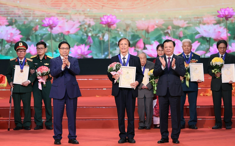 Thủ tướng Phạm Minh Chính và Bí thư Thành ủy Thành phố Hà Nội Đinh Tiến Dũng trao danh hiệu Công dân Thủ đô Ưu tú năm 2023 cho Nhà giáo ưu tú Bùi Văn Phúc - Phó Hiệu trưởng Trường Trung học Phổ thông chuyên Hà Nội-Amsterdam. (Ảnh: Dương Giang/TTXVN)