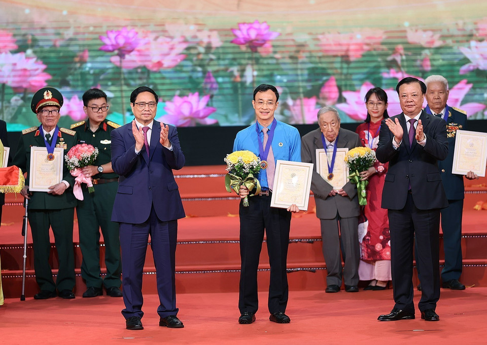Thủ tướng Phạm Minh Chính và Bí thư Thành ủy Thành phố Hà Nội Đinh Tiến Dũng trao danh hiệu Công dân Thủ đô Ưu tú năm 2023 cho ông Ngô Ngọc Vinh - Chủ tịch Công đoàn Công ty Điện Stanley Việt Nam. (Ảnh: Dương Giang/TTXVN)