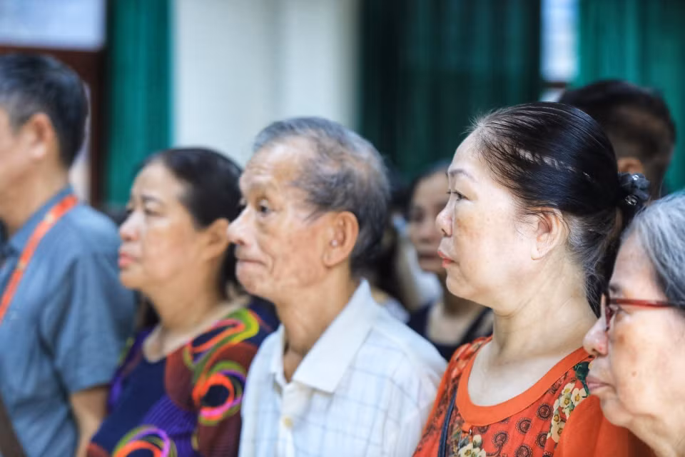 Cư dân tổ dân phố số 6, phường Khương Đình, quận Thanh Xuân tưởng niệm các nạn nhân trong vụ hỏa hoạn. (Ảnh: Tuấn Anh/TTXVN)