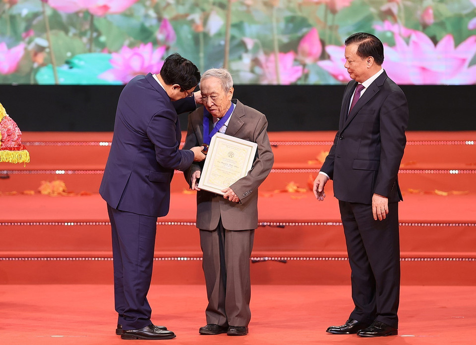 Thủ tướng Phạm Minh Chính và Bí thư Thành ủy Thành phố Hà Nội Đinh Tiến Dũng trao danh hiệu Công dân Thủ đô Ưu tú năm 2023 cho ông Nguyễn Hữu Phúc (tức Lê Đức Vân) - Trưởng Ban Liên lạc Đoàn Thanh niên Cứu quốc Thành Hoàng Diệu. (Ảnh: Dương Giang/TTXVN)