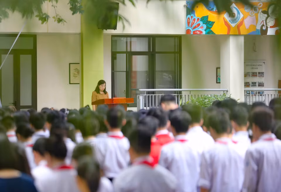 Giáo viên, học sinh Trường Trung học Cơ sở Khương Đình dành 1 phút tưởng niệm các nạn nhân đã tử vong trong vụ cháy chung cư mini tại phố Khương Hạ (Thanh Xuân, Hà Nội). (Ảnh: Thanh Tùng/TTXVN)