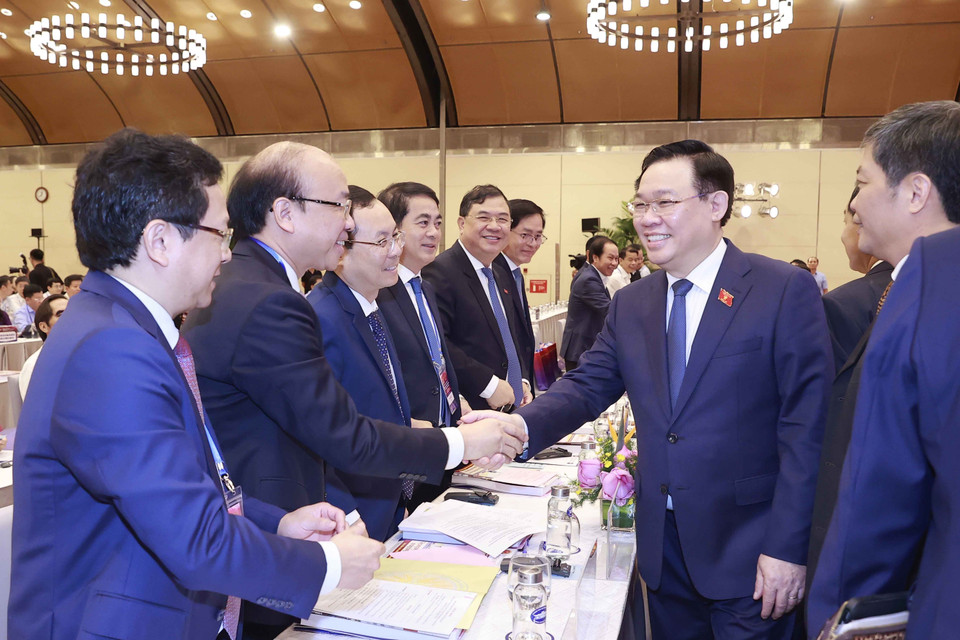 Chủ tịch Quốc hội Vương Đình Huệ với đại biểu dự diễn đàn. (Ảnh: Doãn Tấn/TTXVN)