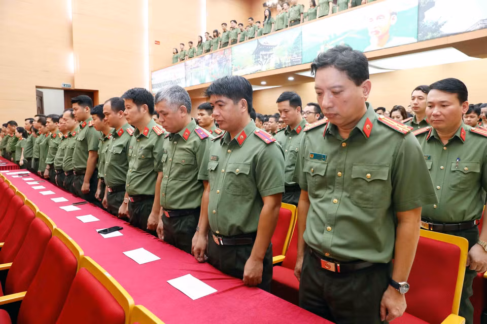 Cán bộ, chiến sỹ Công an thành phố Hà Nội tưởng niệm các nạn nhân đã tử vong trong vụ cháy chung cư mini tại phố Khương Hạ (Thanh Xuân, Hà Nội). (Ảnh: Phạm Kiên/TTXVN)