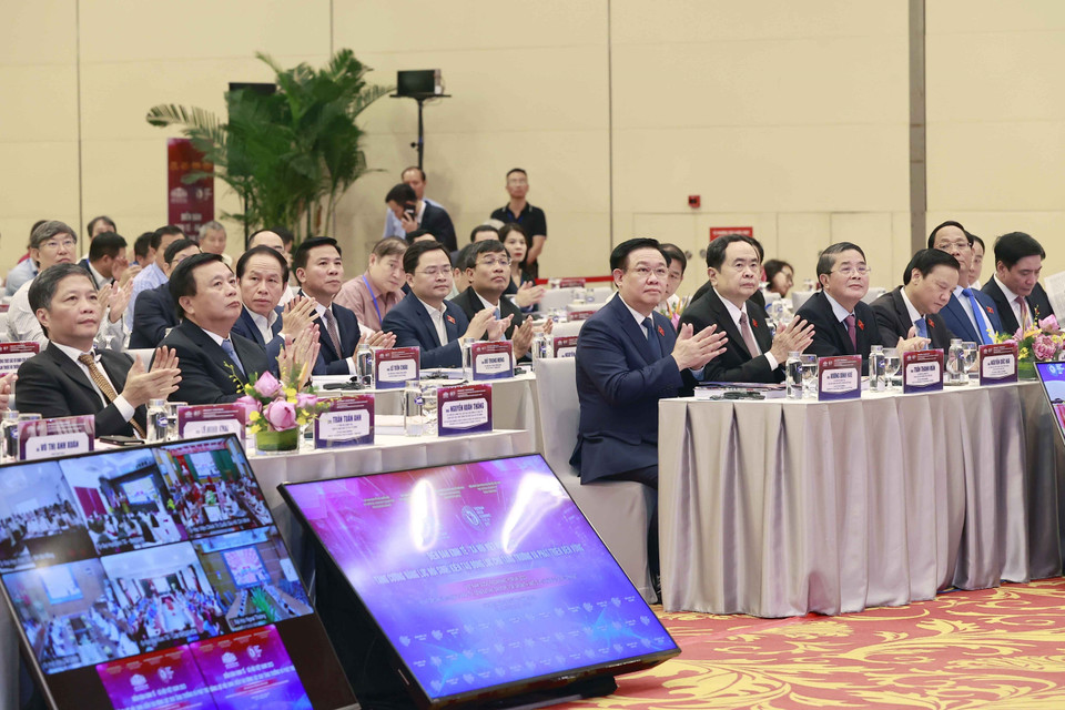 Chủ tịch Quốc hội Vương Đình Huệ với đại biểu dự diễn đàn. (Ảnh: Doãn Tấn/TTXVN)