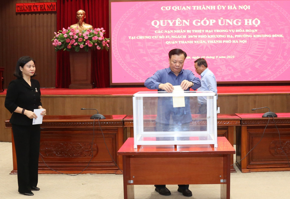 Bí thư Thành ủy Hà Nội Đinh Tiến Dũng quyên góp ủng hộ các nạn nhân trong vụ cháy chung cư mini tại quận Thanh Xuân. (Ảnh: Văn Điệp/TTXVN)