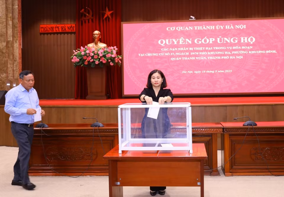 Phó Bí thư Thường trực Thành ủy Hà Nội Nguyễn Thị Tuyến quyên góp ủng hộ các nạn nhân bị thiệt hại trong vụ cháy chung cư mini tại quận Thanh Xuân. (Ảnh: Văn Điệp/TTXVN)