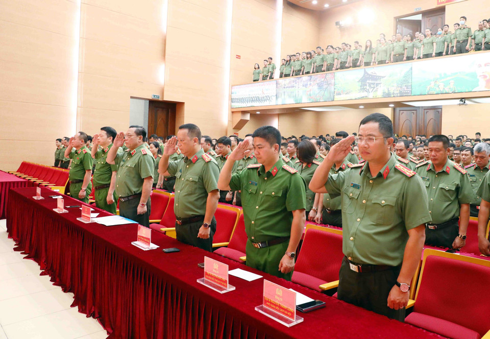Cán bộ, chiến sỹ Công an thành phố Hà Nội tưởng niệm các nạn nhân đã tử vong trong vụ cháy chung cư mini tại phố Khương Hạ (Thanh Xuân, Hà Nội). (Ảnh: Phạm Kiên/TTXVN)