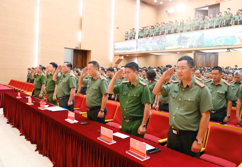 Cán bộ, chiến sỹ Công an thành phố Hà Nội tưởng niệm các nạn nhân đã tử vong trong vụ cháy chung cư mini tại phố Khương Hạ (Thanh Xuân, Hà Nội). (Ảnh: Phạm Kiên/TTXVN)