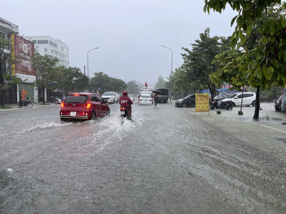 Tuyến đường trung tâm thành phố Huế ngập lụt khiến người dân đi lại khó khăn. (Ảnh: Mai Trang/TTXVN)