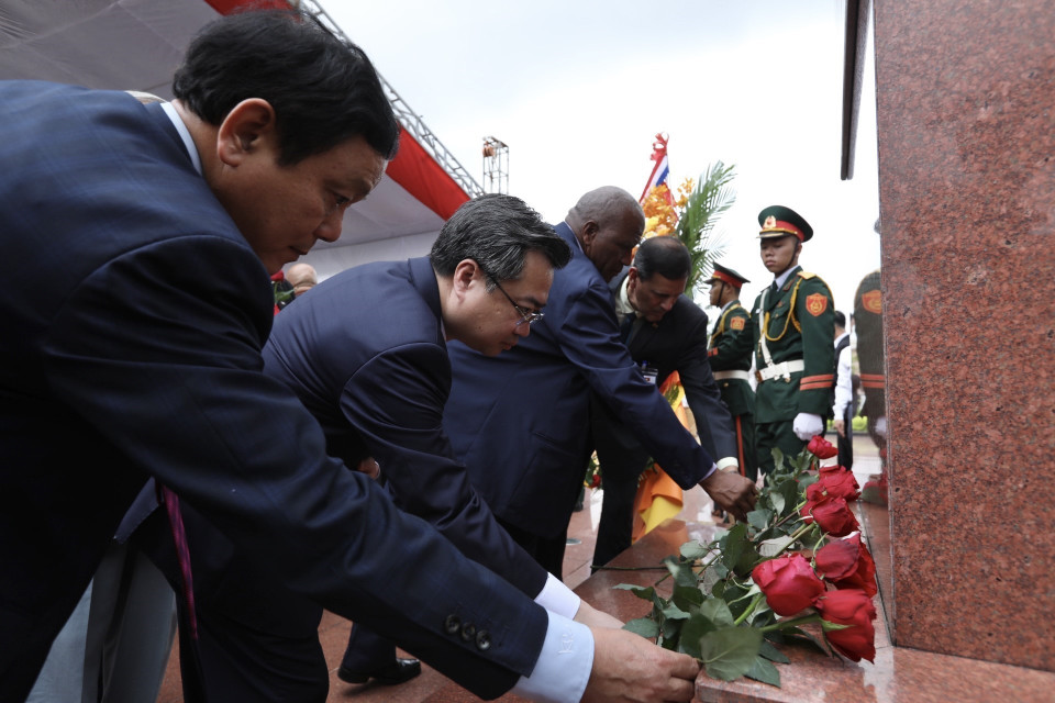 Các đại biểu đặt hoa tại Tượng đài Fidel Castro. (Ảnh: Minh Quyết/TTXVN)