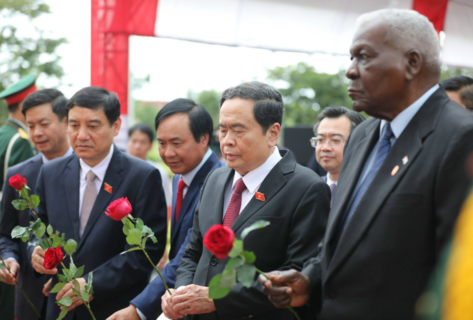 Chủ tịch Quốc hội Cuba Esteban Lazo Hernandez, Phó Chủ tịch thường trực Quốc hội Trần Thanh Mẫn cùng các đại biểu đến dâng hoa trước Tượng đài Fidel Castro ở công viên mang tên Ông tại thành phố Đông Hà. (Ảnh: Thanh Tùng/TTXVN)