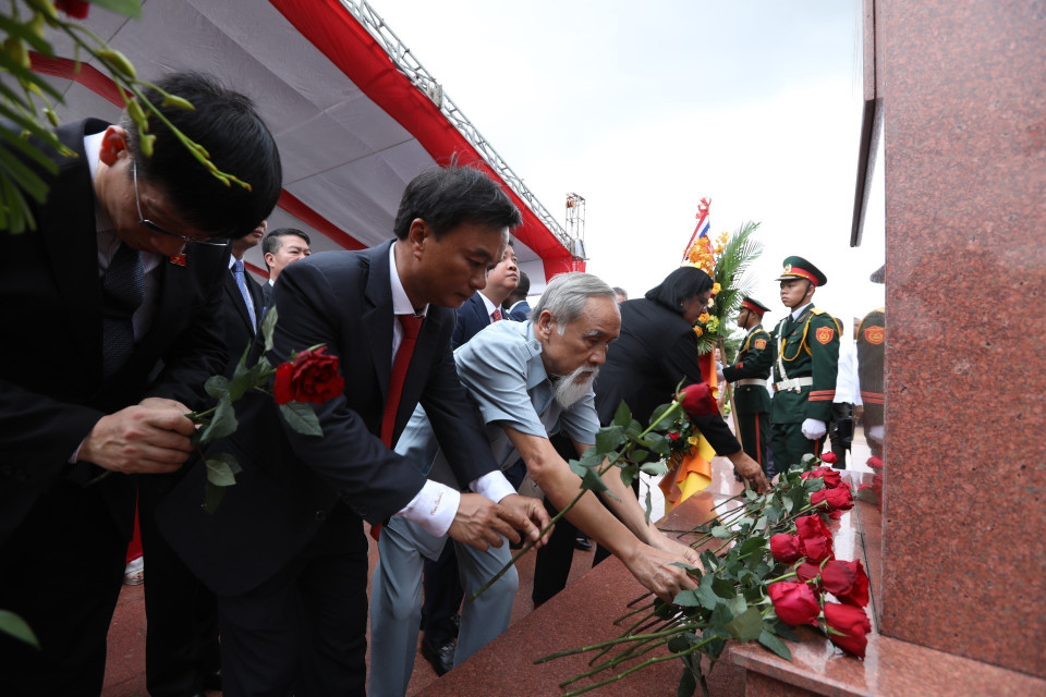 Các đại biểu đặt hoa tại Tượng đài Fidel Castro. (Ảnh: Minh Quyết/TTXVN)