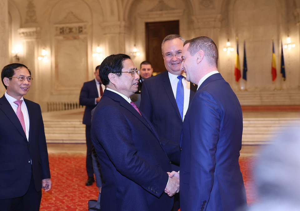 Thủ tướng Phạm Minh Chính hội kiến Chủ tịch Hạ viện Romania Alfred Simonis. (Ảnh: Dương Giang/TTXVN)