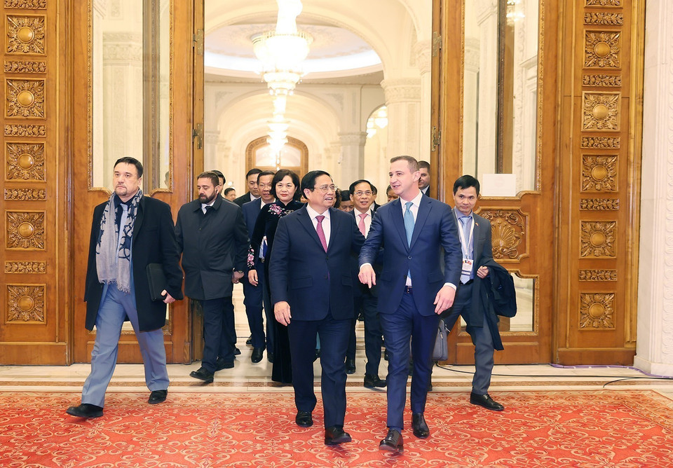 Thủ tướng Phạm Minh Chính hội kiến Chủ tịch Hạ viện Romania Alfred Simonis. (Ảnh: Dương Giang/TTXVN)