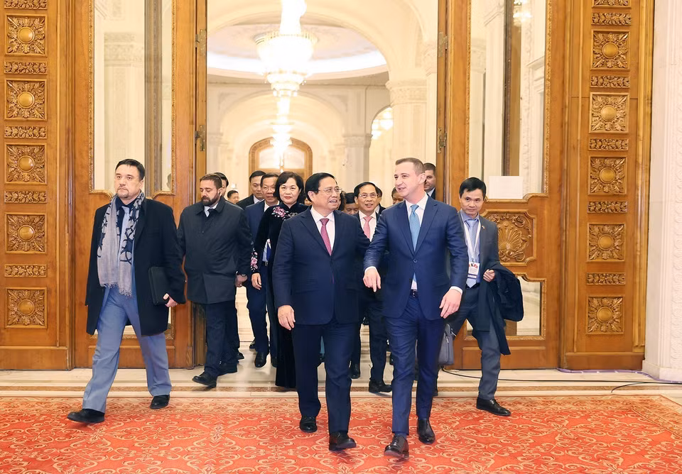Thủ tướng Phạm Minh Chính hội kiến Chủ tịch Hạ viện Romania Alfred Simonis. (Ảnh: Dương Giang/TTXVN)