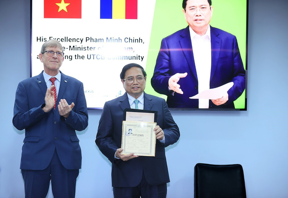 Thủ tướng Phạm Minh Chính nhận lại bộ hồ sơ sinh viên khi đang học tại Trường Đại học Kỹ thuật Xây dựng Bucharest. (Ảnh: Dương Giang/TTXVN)