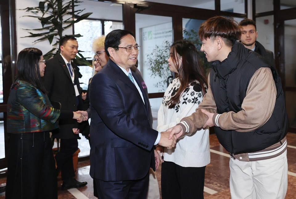 Thủ tướng Phạm Minh Chính và Phu nhân với sinh viên Việt Nam đang học tại Trường Đại học Kỹ thuật Xây dựng Bucharest. (Ảnh: Dương Giang/TTXVN)