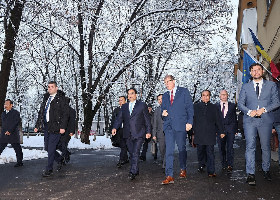 Thủ tướng Phạm Minh Chính thăm Trường Đại học Kỹ thuật Xây dựng Bucharest. (Ảnh: Dương Giang/TTXVN)