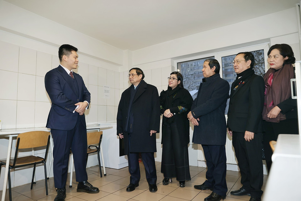 Thủ tướng Phạm Minh Chính và Phu nhân thăm khu ký túc xá Trường Đại học Kỹ thuật Xây dựng Bucharest. (Ảnh: Dương Giang/TTXVN)