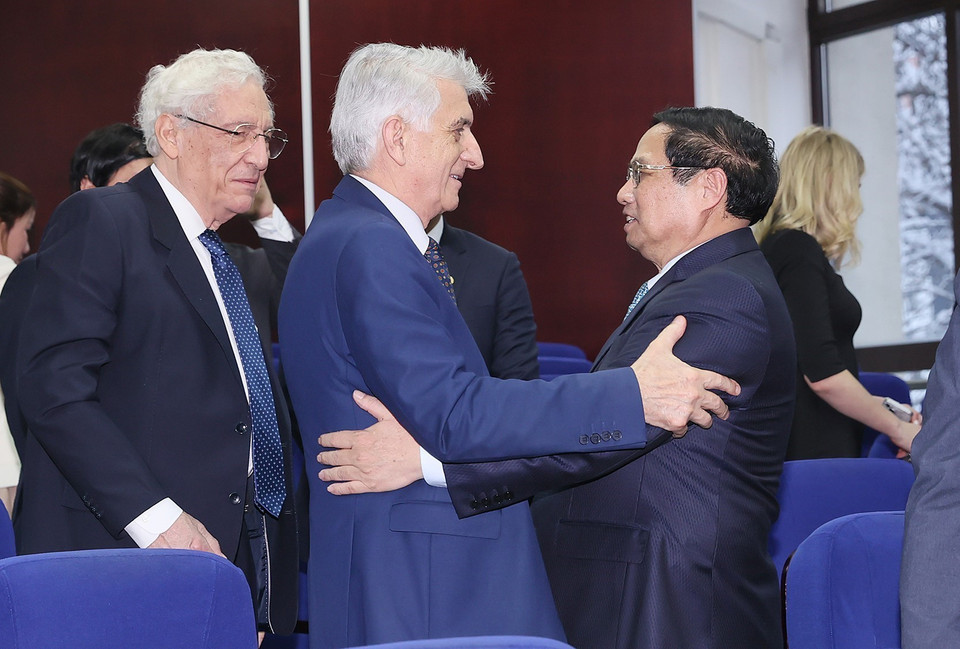 Thủ tướng Phạm Minh Chính với các giáo sư Trường Đại học Kỹ thuật Xây dựng Bucharest. (Ảnh: Dương Giang/TTXVN)