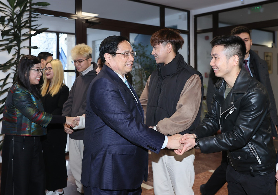 Thủ tướng Phạm Minh Chính và Phu nhân với sinh viên Việt Nam đang học tại Trường Đại học Kỹ thuật Xây dựng Bucharest. (Ảnh: Dương Giang/TTXVN)