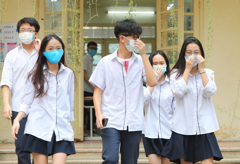 Học sinh trường THPT Việt Đức thực hiện đeo khẩu trang khi hết tiết học ra khỏi lớp. (Ảnh: Thành Đạt/TTXVN)