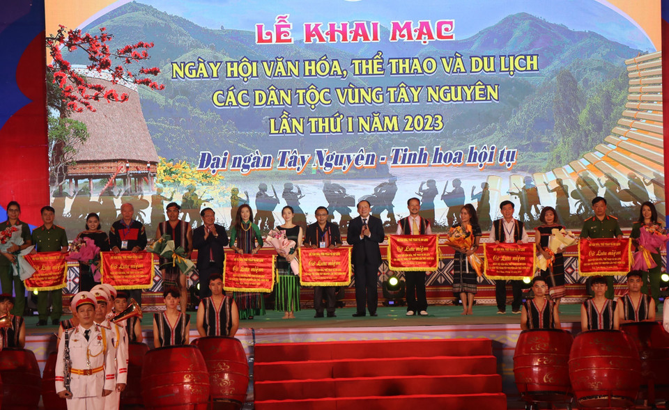 Bộ trưởng Bộ Văn hoá, Thể thao và Du lịch Nguyễn Văn Hùng trao hoa và cờ cho các đoàn tham dự. (Ảnh: Dư Toán/TTXVN)