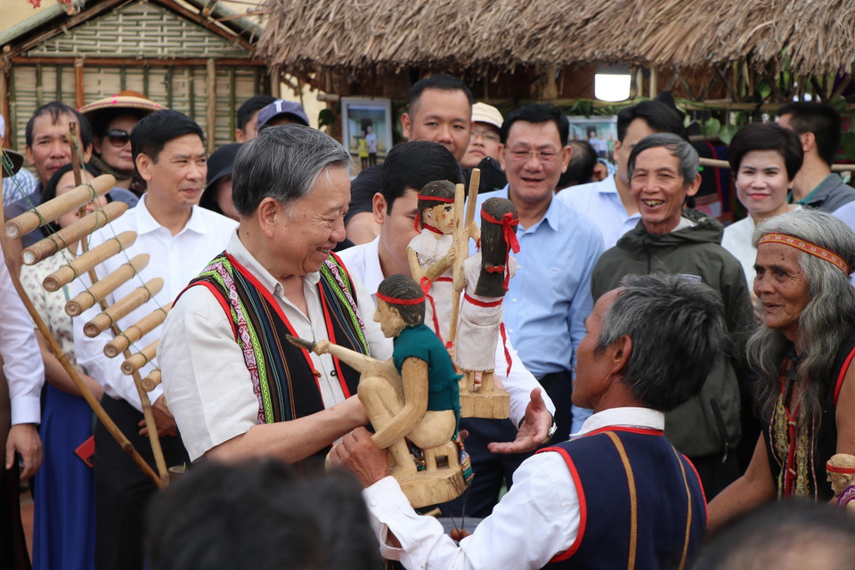 Đại tướng Tô Lâm - Ủy viên Bộ Chính trị, Bộ trưởng Bộ Công an đến giao lưu các hoạt động văn hóa cùng đồng bào dân tộc thiểu số. (Ảnh: Khoa Chương/TTXVN)