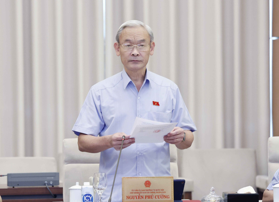 Chủ nhiệm Ủy ban Tài chính, Ngân sách của Quốc hội Nguyễn Phú Cường trình bày báo cáo thẩm tra. (Ảnh: Doãn Tấn/TTXVN)