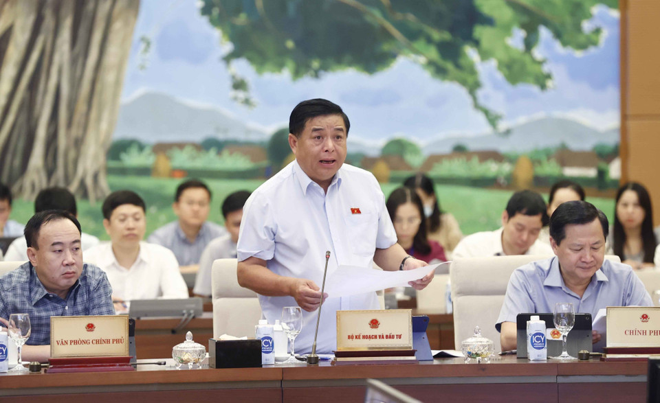 Bộ trưởng Bộ Kế hoạch và Đầu tư Nguyễn Chí Dũng trình bày tờ trình. (Ảnh: Doãn Tấn/TTXVN)