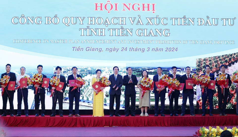 Lãnh đạo tỉnh Tiền Giang trao chứng nhận đăng ký đầu tư cho các doanh nghiệp. (Ảnh: Dương Giang/TTXVN)