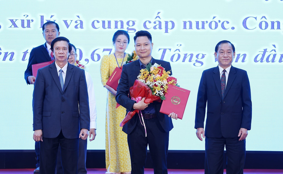 Lãnh đạo tỉnh Tiền Giang trao chứng nhận đăng ký đầu tư cho các doanh nghiệp. (Ảnh: Dương Giang/TTXVN)