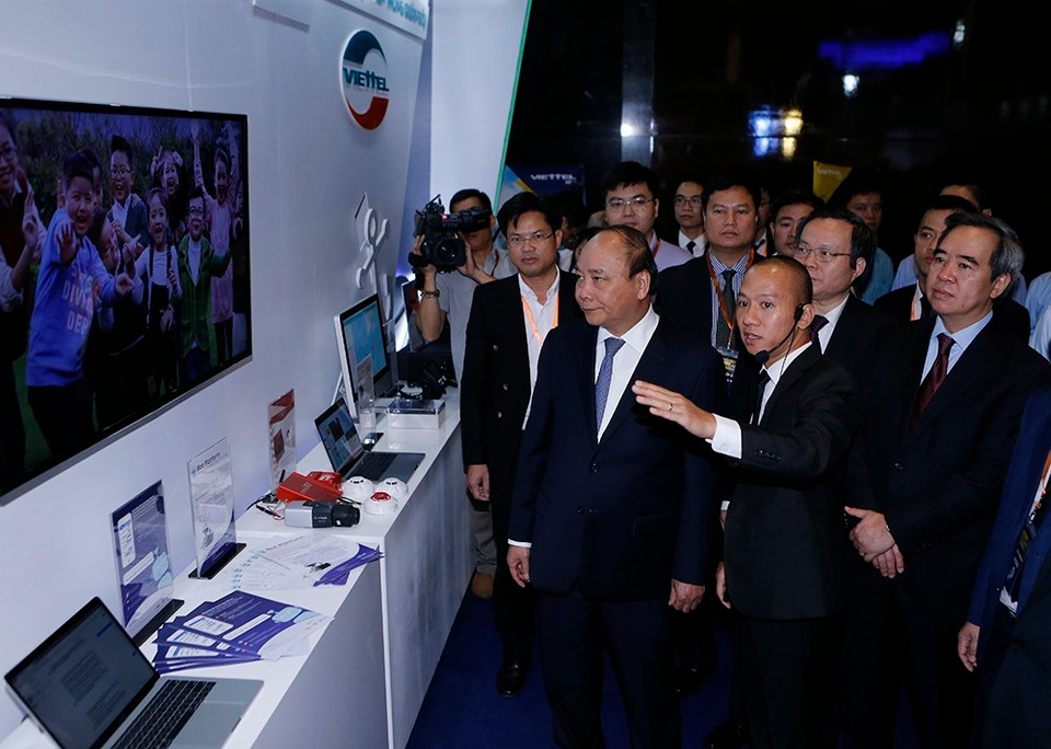 Thủ tướng Nguyễn Xuân Phúc tham quan Triển lãm quốc tế về Công nghiệp 4.0. (Ảnh: Dương Giang/TTXVN)
