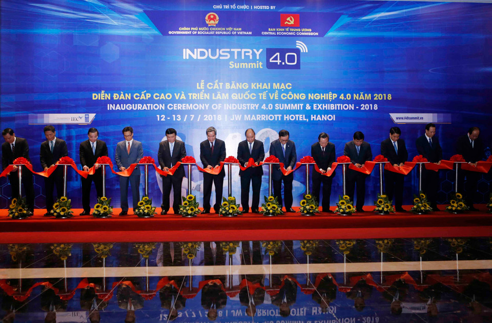 Thủ tướng Nguyễn Xuân Phúc và các đại biểu cắt băng khai mạc triển lãm. (Ảnh: Dương Giang/TTXVN)