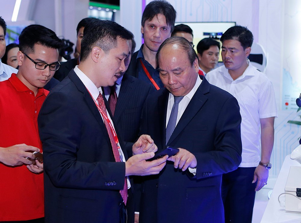 Thủ tướng Nguyễn Xuân Phúc tham quan Triển lãm quốc tế về Công nghiệp 4.0. (Ảnh: Dương Giang/TTXVN)