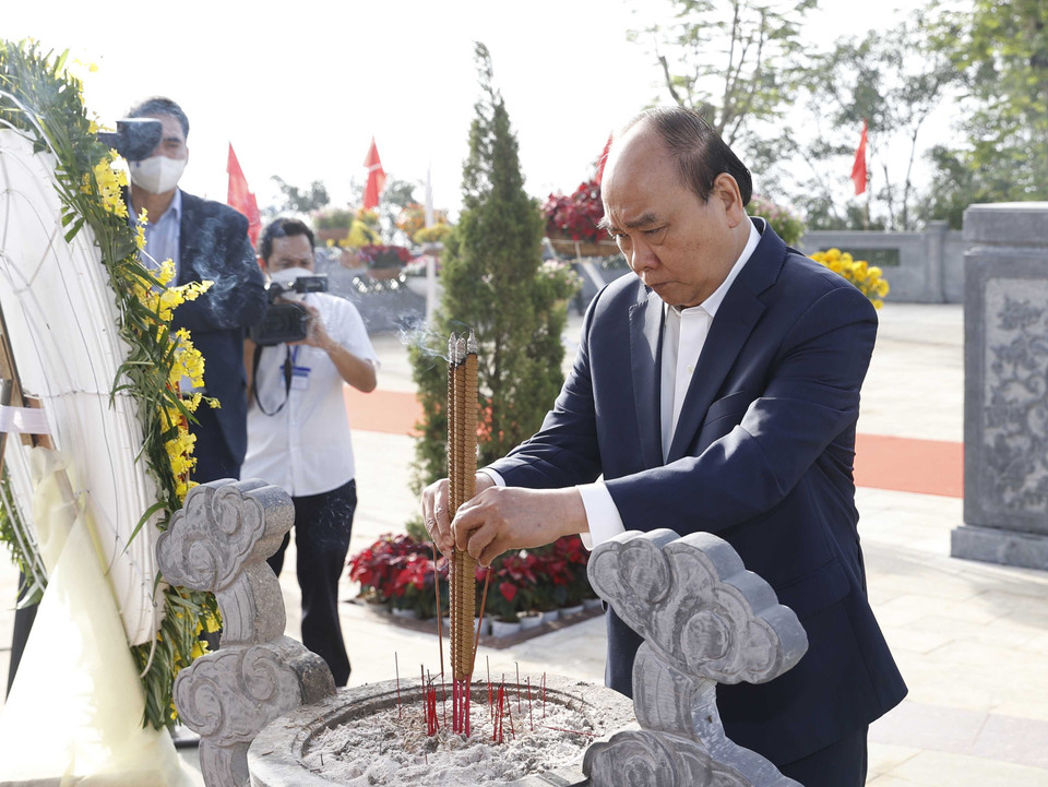 Chủ tịch nước Nguyễn Xuân Phúc dâng hương tưởng niệm cụ Huỳnh Thúc Kháng. (Ảnh: Thống Nhất/TTXVN)