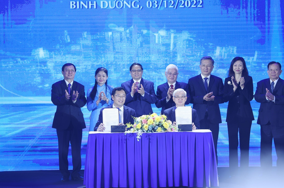 Thủ tướng Phạm Minh Chính chứng kiến lễ ký thỏa thuận hợp tác phát triển hệ sinh thái khởi nghiệp, đổi mới sáng tạo và hỗ trợ chuyển đổi số công nghiệp. (Ảnh: Dương Giang/TTXVN)