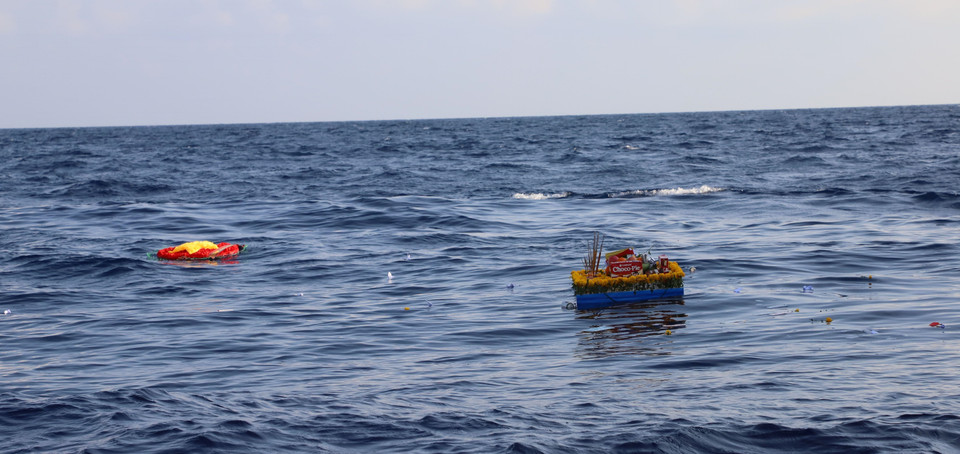 Những tràng hoa được thả xuống biển để tưởng niệm các liệt sỹ hy sinh trên quần đảo Trường Sa. (Ảnh: Sỹ Tuyên/TTXVN)