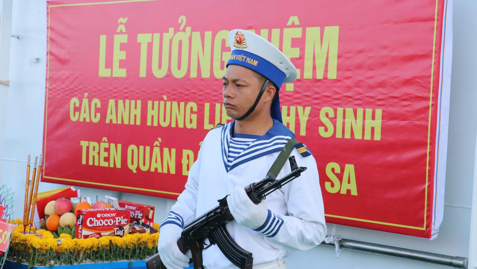 Chiến sỹ Hải quân trang nghiêm bồng súng trong lễ tưởng niệm các liệt sỹ hy sinh trên quần đảo Trường Sa. (Ảnh: Sỹ Tuyên/TTXVN)