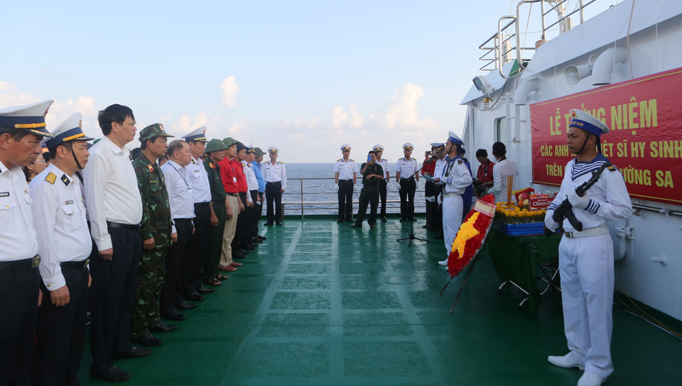 Lễ tưởng niệm các liệt sỹ hy sinh trên quần đảo Trường Sa được tổ chức trên boong tàu Trường Sa 571 neo đậu trên biển Đông, gần đảo Cô Lin thuộc quần đảo Trường Sa. (Ảnh: Sỹ Tuyên/TTXVN)