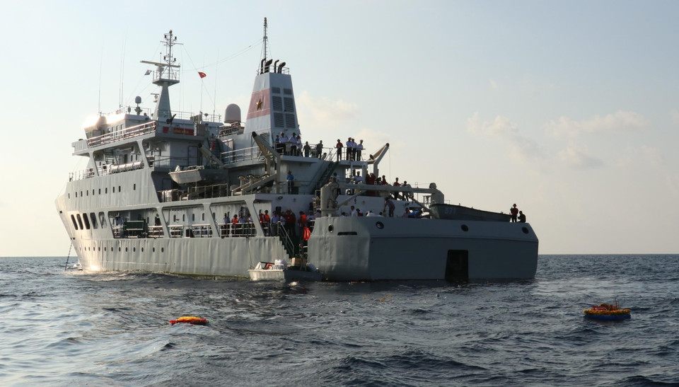 Những tràng hoa được thả xuống biển để tưởng niệm các liệt sỹ hy sinh trên quần đảo Trường Sa. (Ảnh: Sỹ Tuyên/TTXVN)