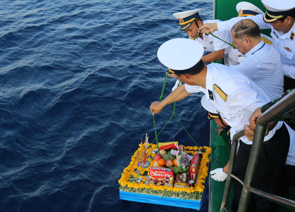 Tràng hoa được cán bộ, chiến sỹ trên tàu Trường Sa 571 thả xuống biển, tưởng niệm các liệt sỹ hy sinh trên quần đảo Trường Sa. (Ảnh: Sỹ Tuyên/TTXVN)