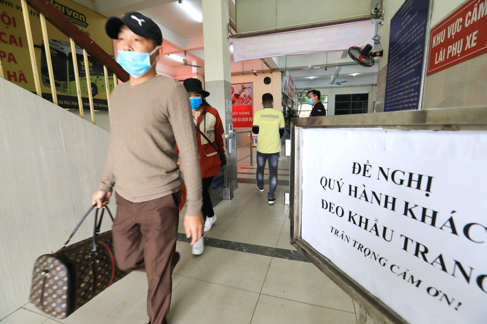 Tại các bến xe việc thông báo cho người dân đeo khẩu trang phòng chống dịch là rất cần thiết. (Ảnh: Thành Đạt/TTXVN)