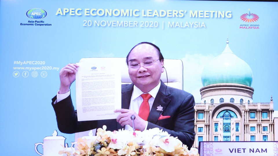 Thủ tướng Nguyễn Xuân Phúc và lãnh đạo các nền kinh tế thành viên thông qua Tầm nhìn APEC Putrajaya 2040. (Ảnh: Thống Nhất/TTXVN)