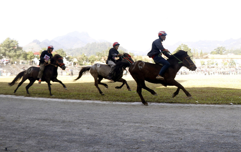 Các vận động viên tranh tài quyết liệt trên đường đua. (Ảnh: Quốc Khánh/TTXVN)